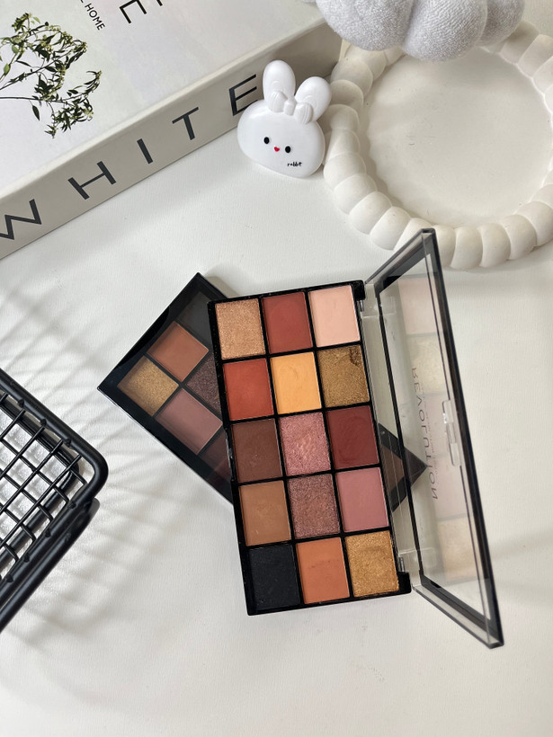 پالت سایه رولوشن با رنگهای شاینی و ساده