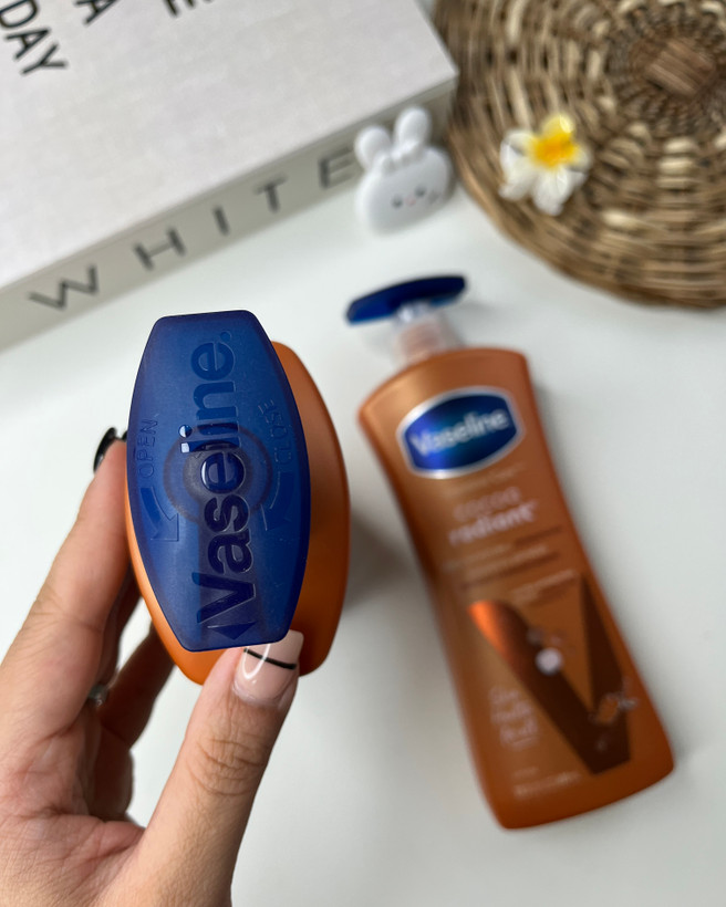 نمای پشت محصول و ترکیبات لوسیون بدن وازلین