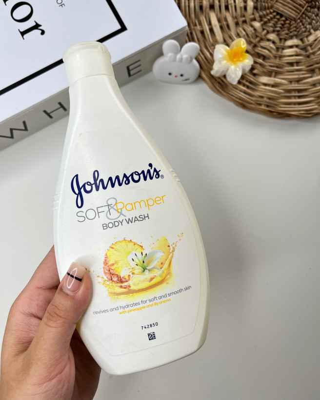 شوینده پوست بدن ملایم جانسون حجم ۴۰۰ میلیلیتر رایحه آناناس