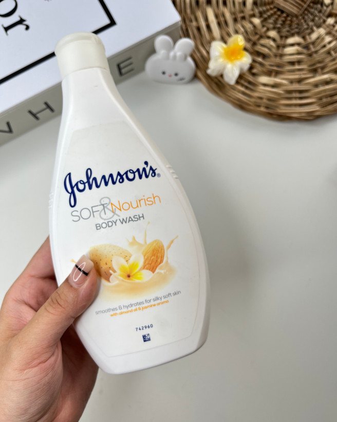 شامپو بدن جانسون ارزان قیمت با بافت کرمی و تغذیهکننده پوست