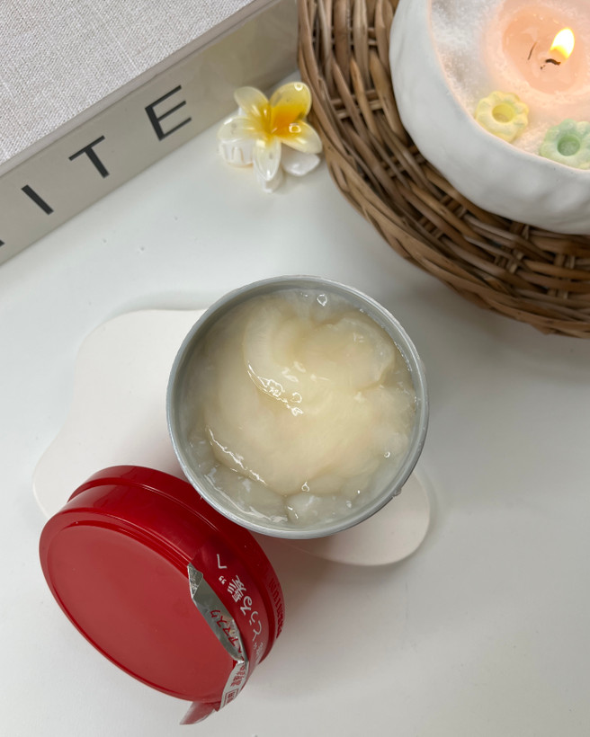 تصویر ماسک فینو شیسیدو با بافت کرمی و بستهبندی اصلی حاوی گل رز سفید