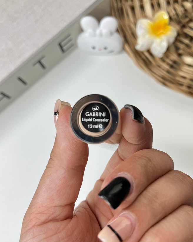 ماندگاری بالا و بدون ترکخوردگی روی پوست • دارای بافت سبک و کرمی