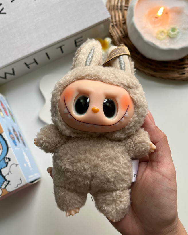 نمای نزدیک صورت عروسک لبوبو با حلقه جاسوییچی اصل