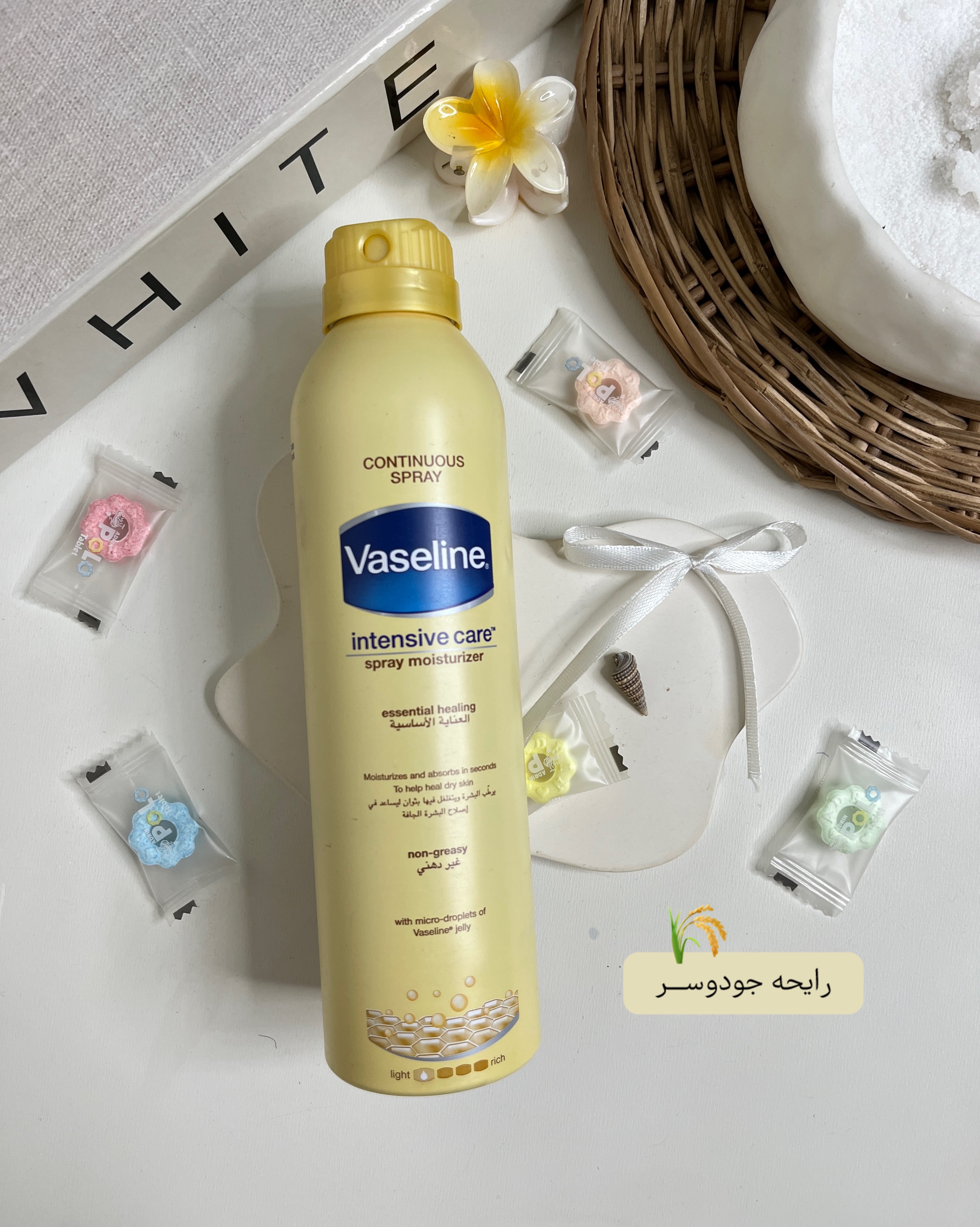 اسپری لوسیون وازلین با فرمول آبرسان آلوورا و جو دوسر، مناسب خشکی پوست و مراقبت روزانه.