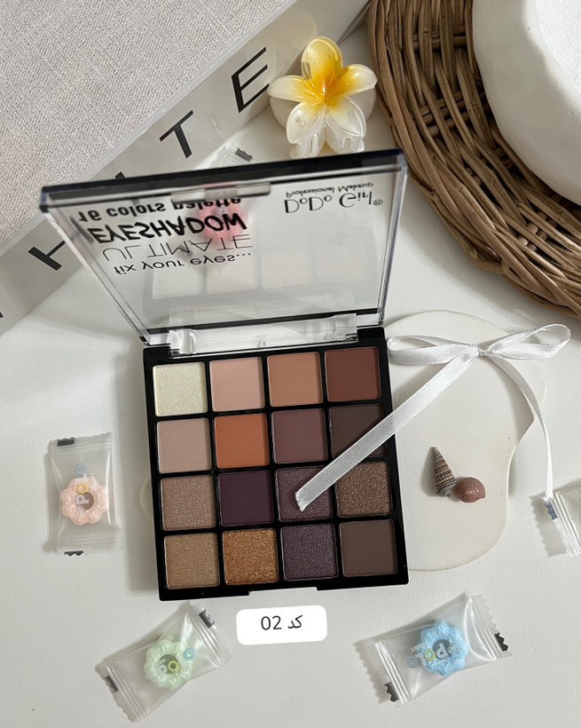 پالت سایه مات سبک و بدون ریزش با رنگهای پرکاربرد برای آرایشهای ترندی