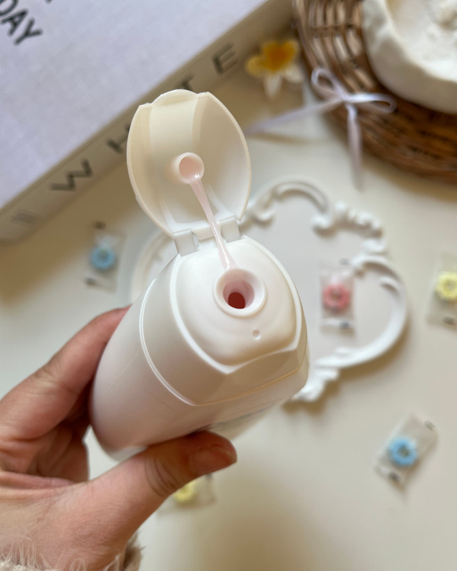 شامپو بدن داو اصل انگلیس رایحه گل لوتوس خوشبو و نرم کننده و تمیز کننده پوست بدن