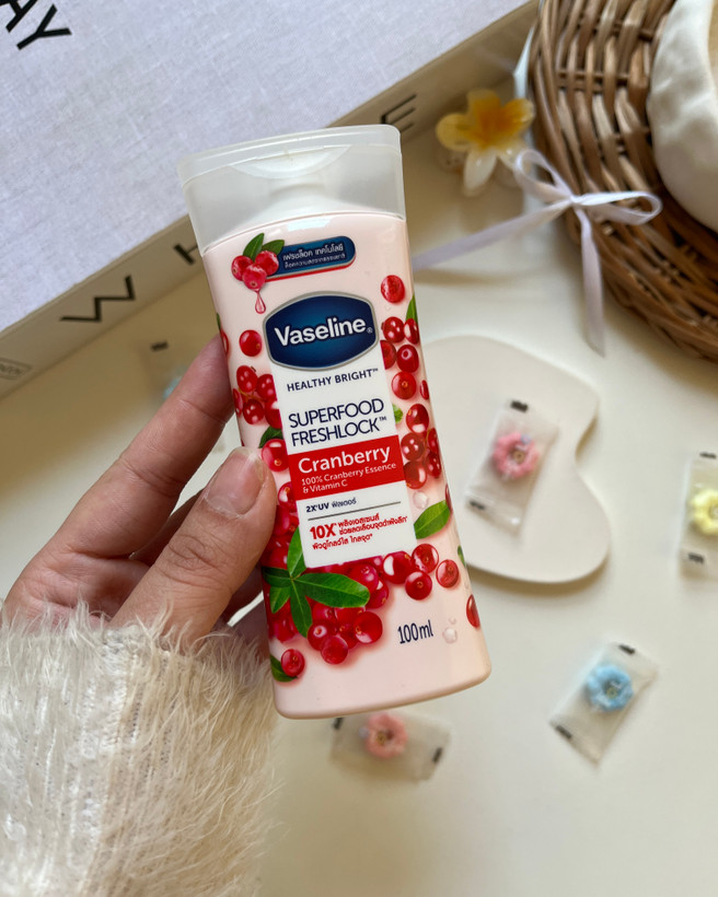 عکس واضح لوسیون وازلین مناسب رطوبترسانی روزانه پوست