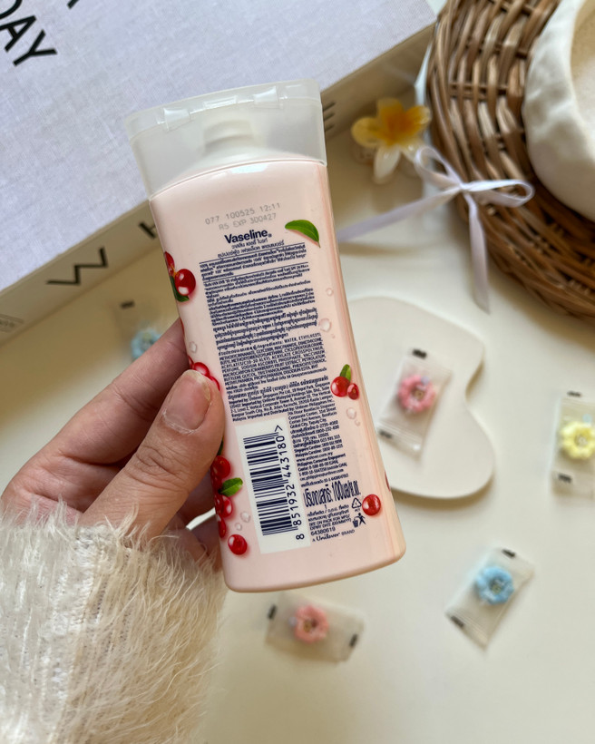 تصویر حرفهای لوسیون میوهای وازلین مناسب سایت فروشگاه ساریماه بیوتی