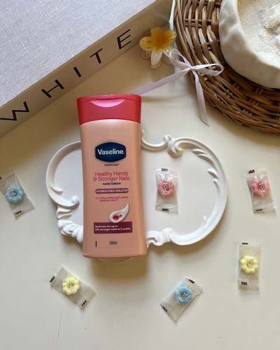 کرم دست و ناخن وازلین حاوی کراتین ارزان قیمت از برند وازلین