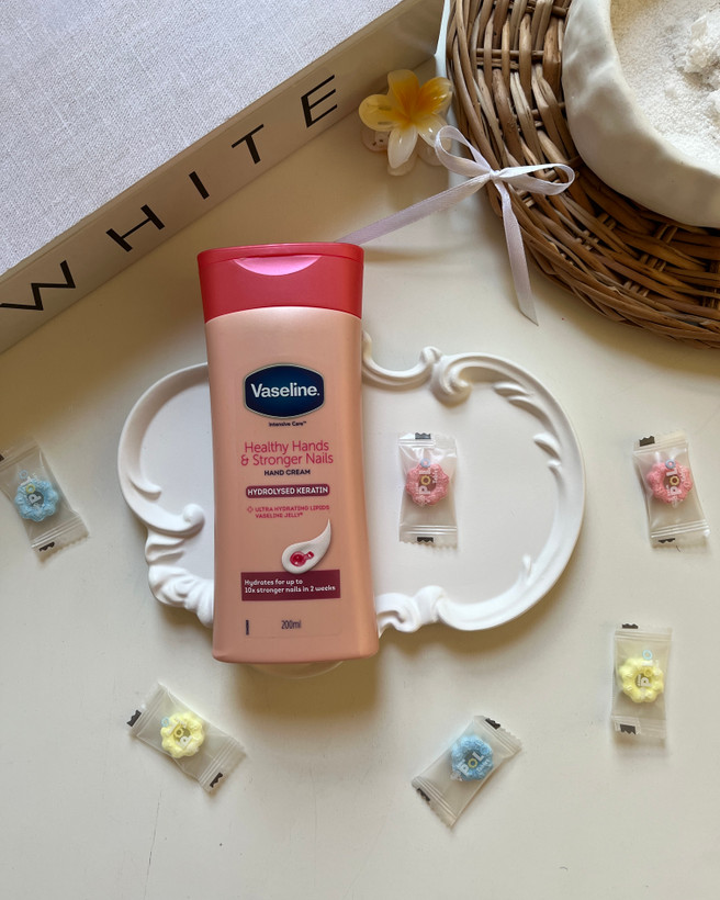 کرم دست و ناخن وازلین حاوی کراتین ارزان قیمت از برند وازلین