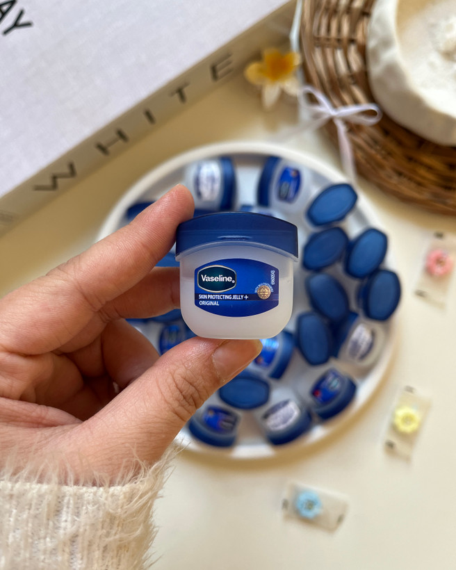 مینی ژل وازلین اورجینال مناسب بالم لب و رفع خشکی لب