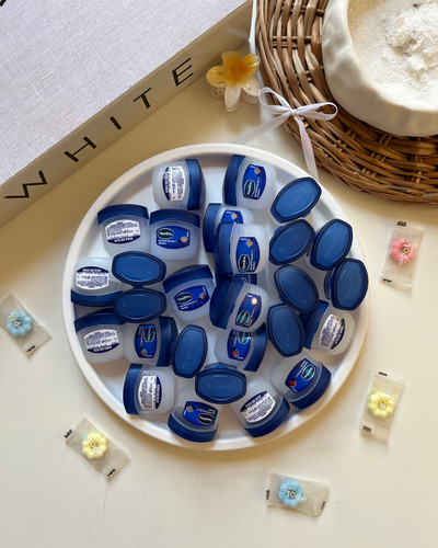 مینی وازلین اصل درب آبی مناسب استفاده روزانه از بین بردن ترک لب و خشکی لب