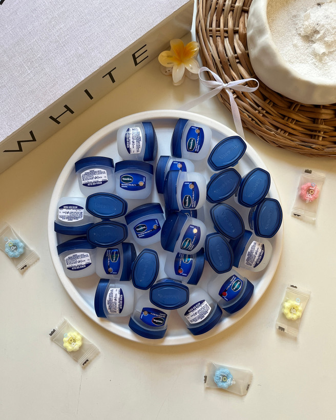 مینی وازلین اصل درب آبی مناسب استفاده روزانه از بین بردن ترک لب و خشکی لب