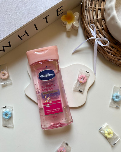 روغن بدن وازلین صورتی با خاصیت مرطوبکنندگی و روشنکننده پوست