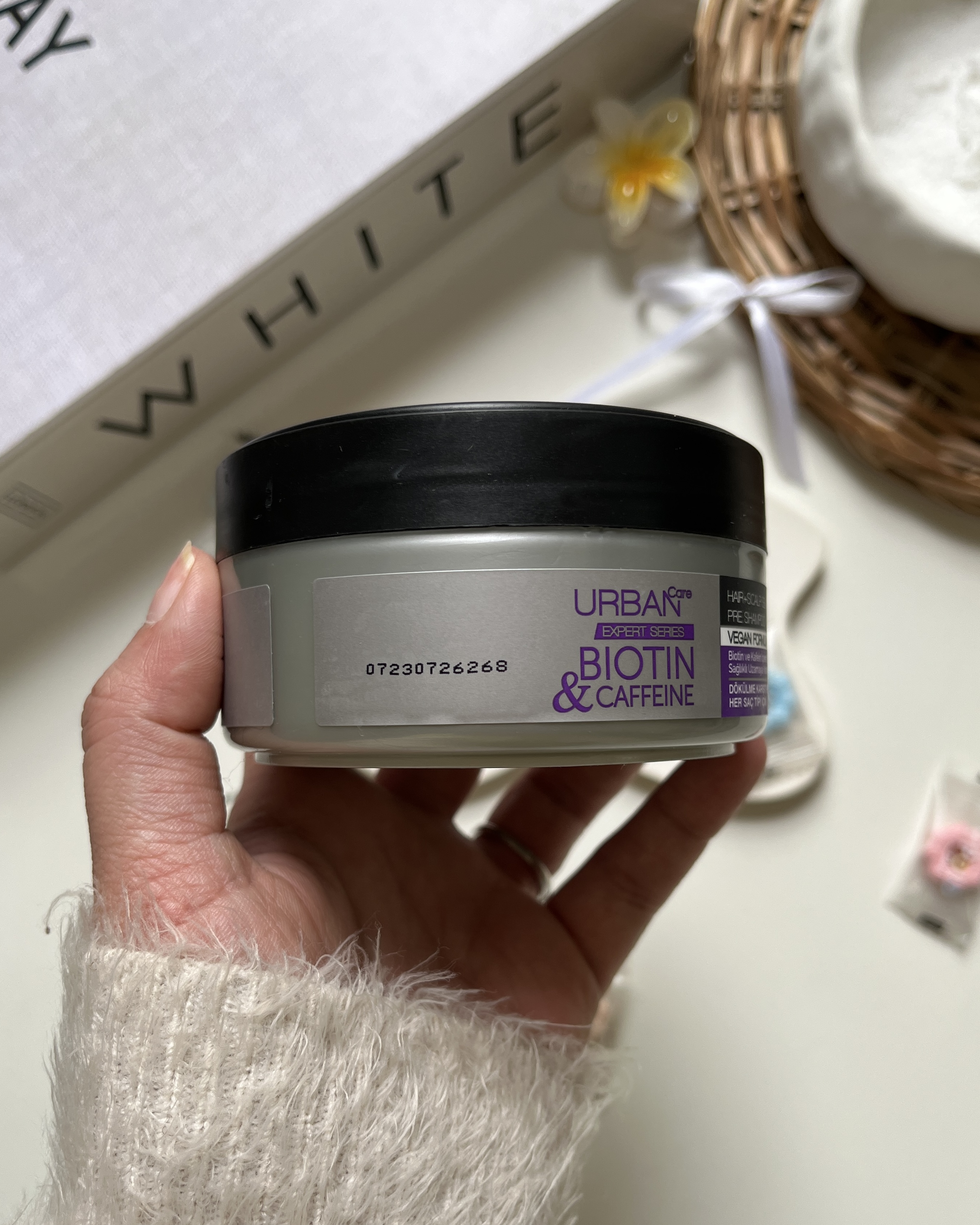 اسکراب بیوتین اربن کر با لایهبرداری ملایم، پوست سر رو برای رشد بهتر مو آماده میکنه