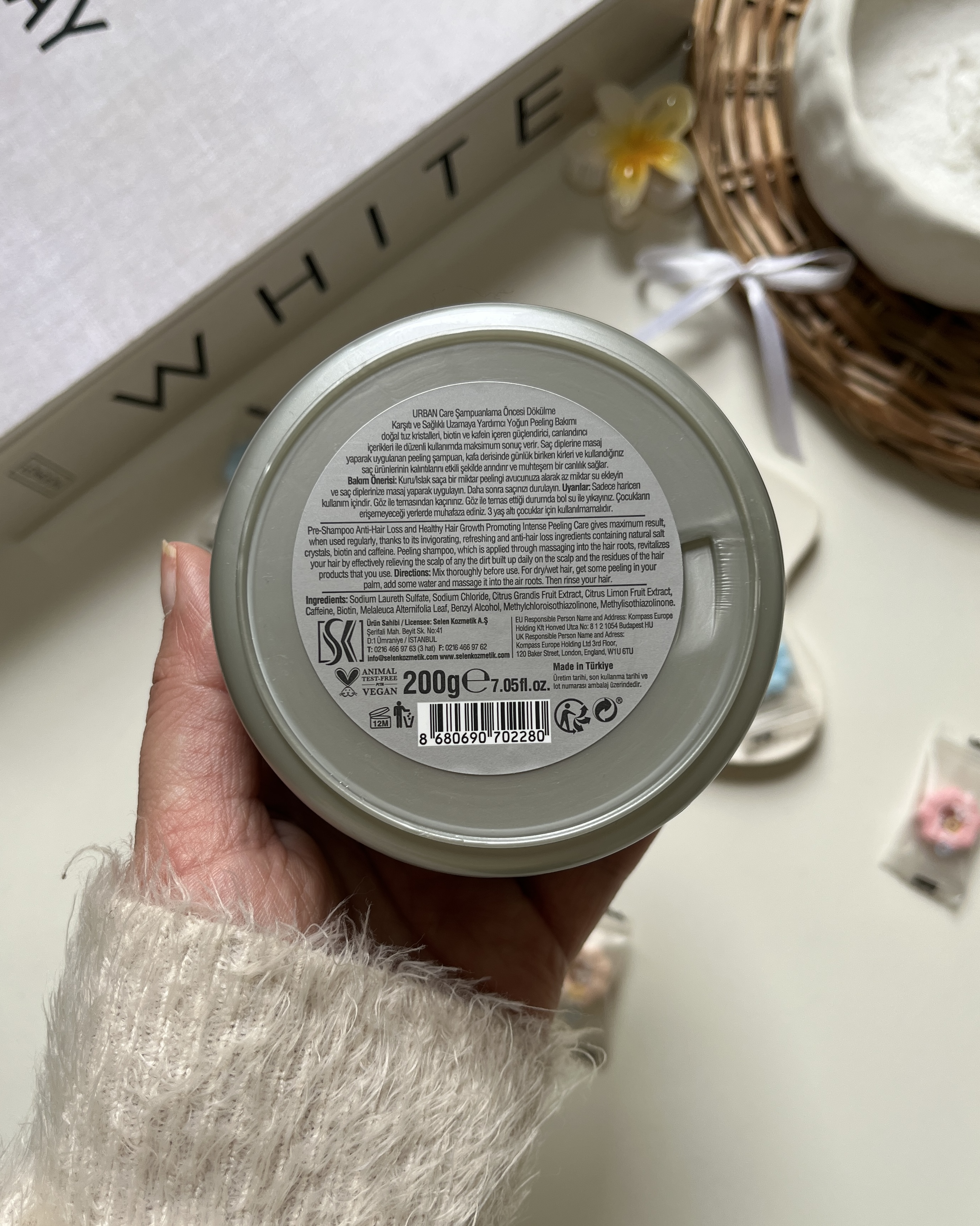 استفاده منظم از اسکراب کف سر اربن کر باعث تنفس پوست سر و شادابی موها میشه