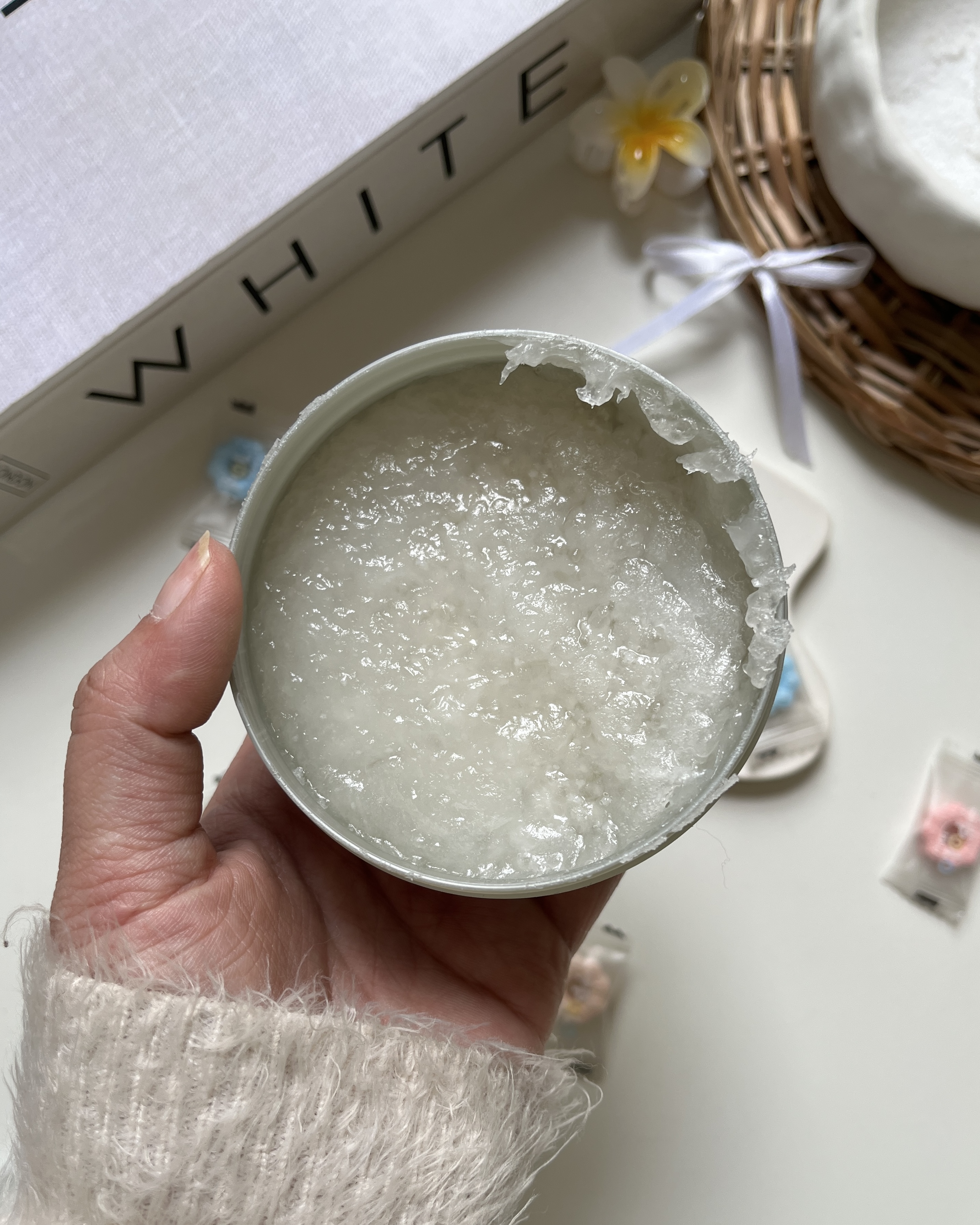 اسکراب کف سر Urban Care بیوتین آلودگی، چربی اضافه و بقایای محصولات رو کامل پاک میکنه