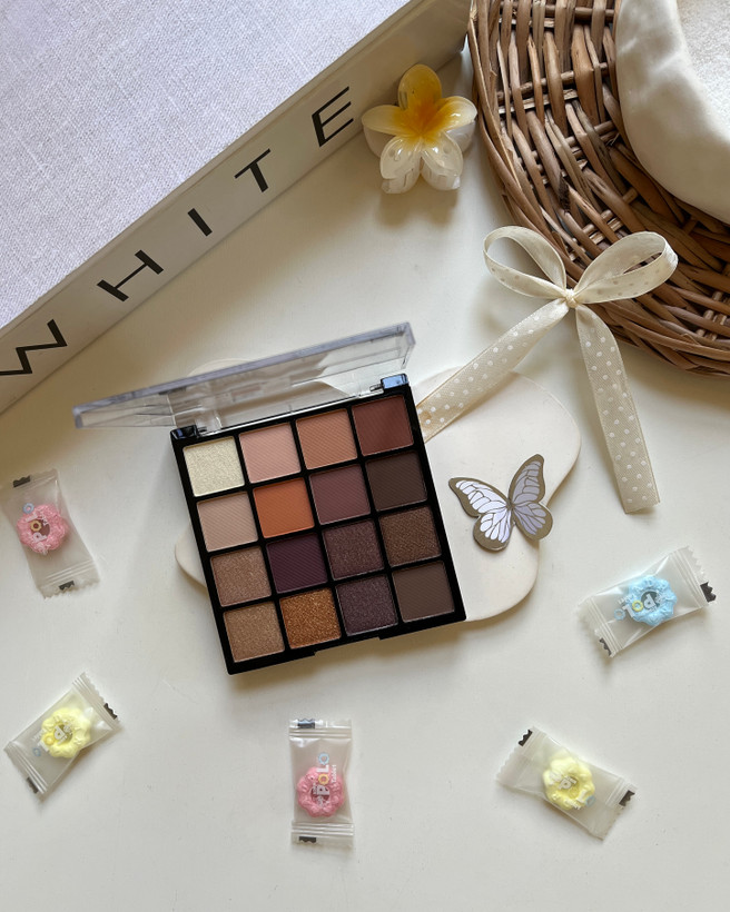 پالت سایه چشم مات با پیگمنت بالا و رنگهای کاربردی مناسب آرایش روزانه و شب