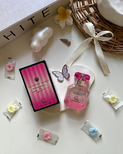 ادکلن زنانه ویکتوریا سکرت بامشل ادو پرفیوم Victoria’s Secret Bombshell EDP طرح با رایحه میوهای و گلدار و پخش بوی قوی مناسب استفاده روزانه و مجلسی حجم ۳۰ میل