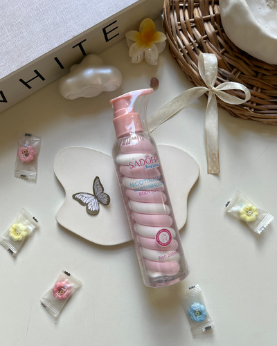 لوسیون بدن نیکوتینامید SADOER طرح مارشمالو رایحه پاستیلی و مارشملو سادور ۲۰۰ میل با رایحه پاستیلی و خنک و تمیزی و همراه با آبرسانی بالا پوست