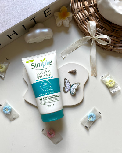 ژل شستشو صورت سیمپل Simple مناسب پوست چرب و مستعد جوش دارای ترکیبات ضدجوش و اسکراب طور پاکسازی کامل پوست حجم ۱۵۰ میل