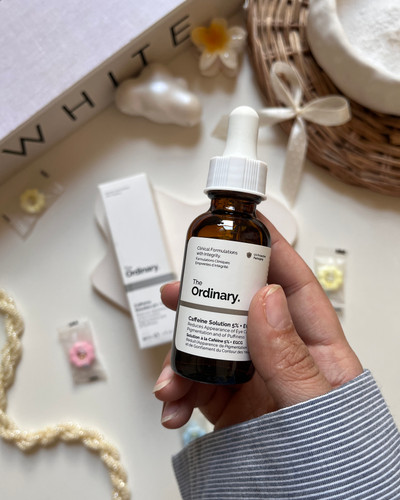 سرم دور چشم اوردینری Caffeine 5% کاهش پف صبحگاهی و روشنکننده پوست