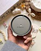 تصویر ماسک فینو شیسیدو با بافت کرمی و بستهبندی اصلی حاوی گل رز سفید