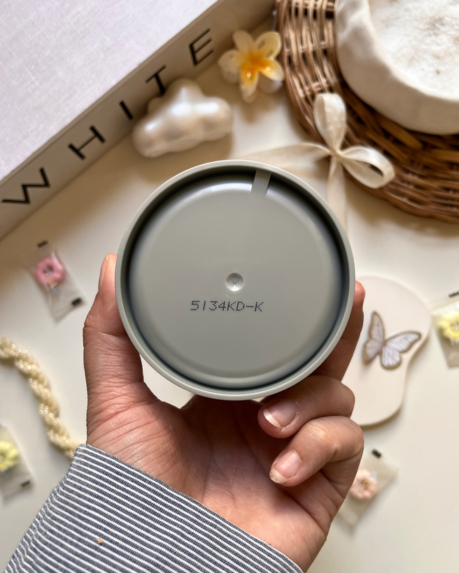 تصویر ماسک فینو شیسیدو با بافت کرمی و بستهبندی اصلی حاوی گل رز سفید