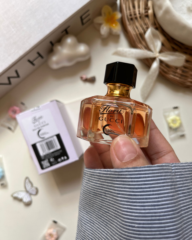عکس ادکلن Gucci Flora: نمای نزدیک بطری شیک با عطر گل صدتومانی