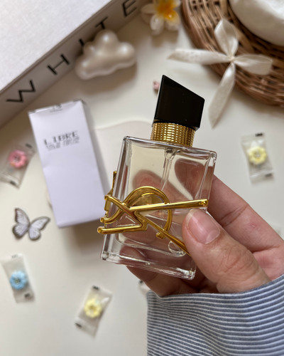 ادکلن Libre YSL: رایحه آزاد و جسورانه زنانه با عطر شکوفه پرتقال.