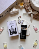 اين عطر با رايحه تند، خنك و كمى شيرين از ليمو، شكوفه يرتقال و اسطوخودوس شروع مشود و انرزى زيادى منتقل مى كند. در يايان، نتهاى جوبى و عنبرى به رايحه قدرت، ماندكارى و جذابيت مردانه مى دهند.