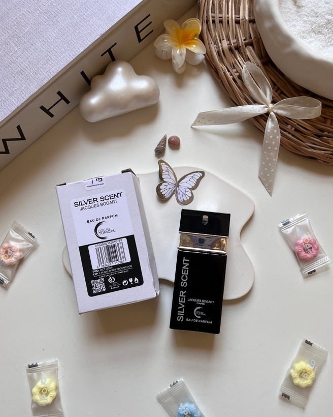 اين عطر با رايحه تند، خنك و كمى شيرين از ليمو، شكوفه يرتقال و اسطوخودوس شروع مشود و انرزى زيادى منتقل مى كند. در يايان، نتهاى جوبى و عنبرى به رايحه قدرت، ماندكارى و جذابيت مردانه مى دهند.