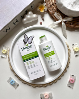 مرطوب کننده پوست سیمپل Simple Hydrating Moisturizer در دو مدل لایت (Light) و ریچ (Rich) درصد بیشتر این محصول مرطوب کننده ست و درصد کمی دارای ابرسان هست حجم 125 میل