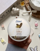 کرم دست و بدن کاسه ای داو اصل Dove مدل Silky ایجاد پوستی نرم و ابریشمی مناسب انواع پوست حجم ۳۰۰ میل