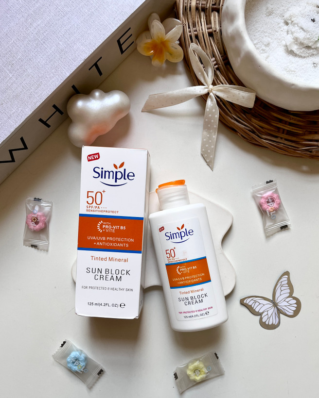 خرید ضد آفتاب مینرال سیمپل SPF50 بیرنگ مناسب پوست حساس و روزانه