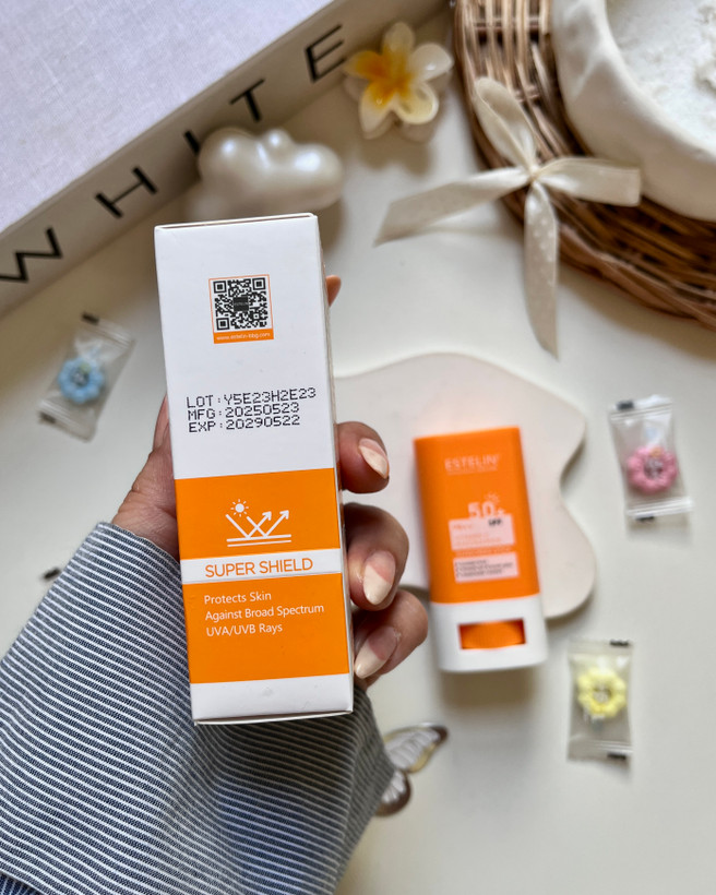 ضد آفتاب استیکی Estelin با SPF50 مناسب صورت و گردن با ماندگاری بالا