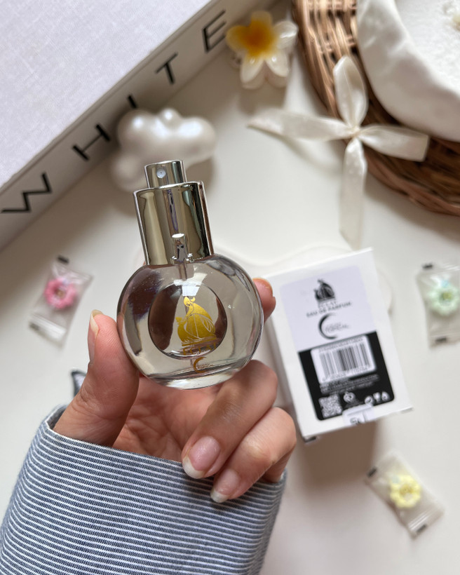 نمای بطری عطر زنانه اکلت پیکال با طراحی شیک و رایحه ملایم و دلنشین