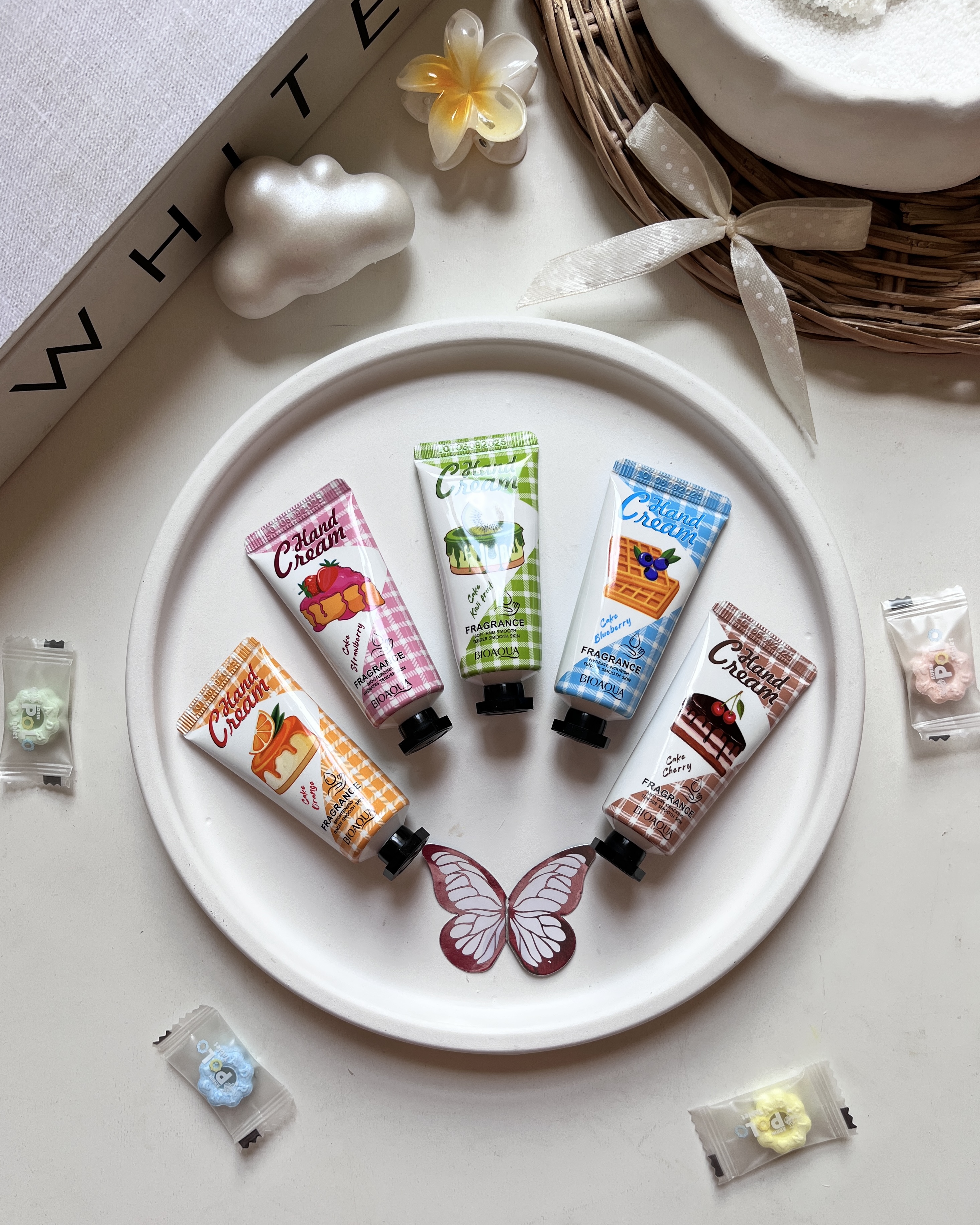 مینی کرم دست فانتزی کیک میوه ای بیوآکوا Hand Cream مرطوب کننده و نرم کننده دست با رایحه توت فرنگی، کیوی، پرتقال، گیلاس و بلوبری مناسب پوست خشک و زبر حجم ۲۰ میل