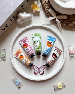 مینی کرم دست فانتزی کیک میوه ای بیوآکوا Hand Cream مرطوب کننده و نرم کننده دست با رایحه توت فرنگی، کیوی، پرتقال، گیلاس و بلوبری مناسب پوست خشک و زبر حجم ۲۰ میل