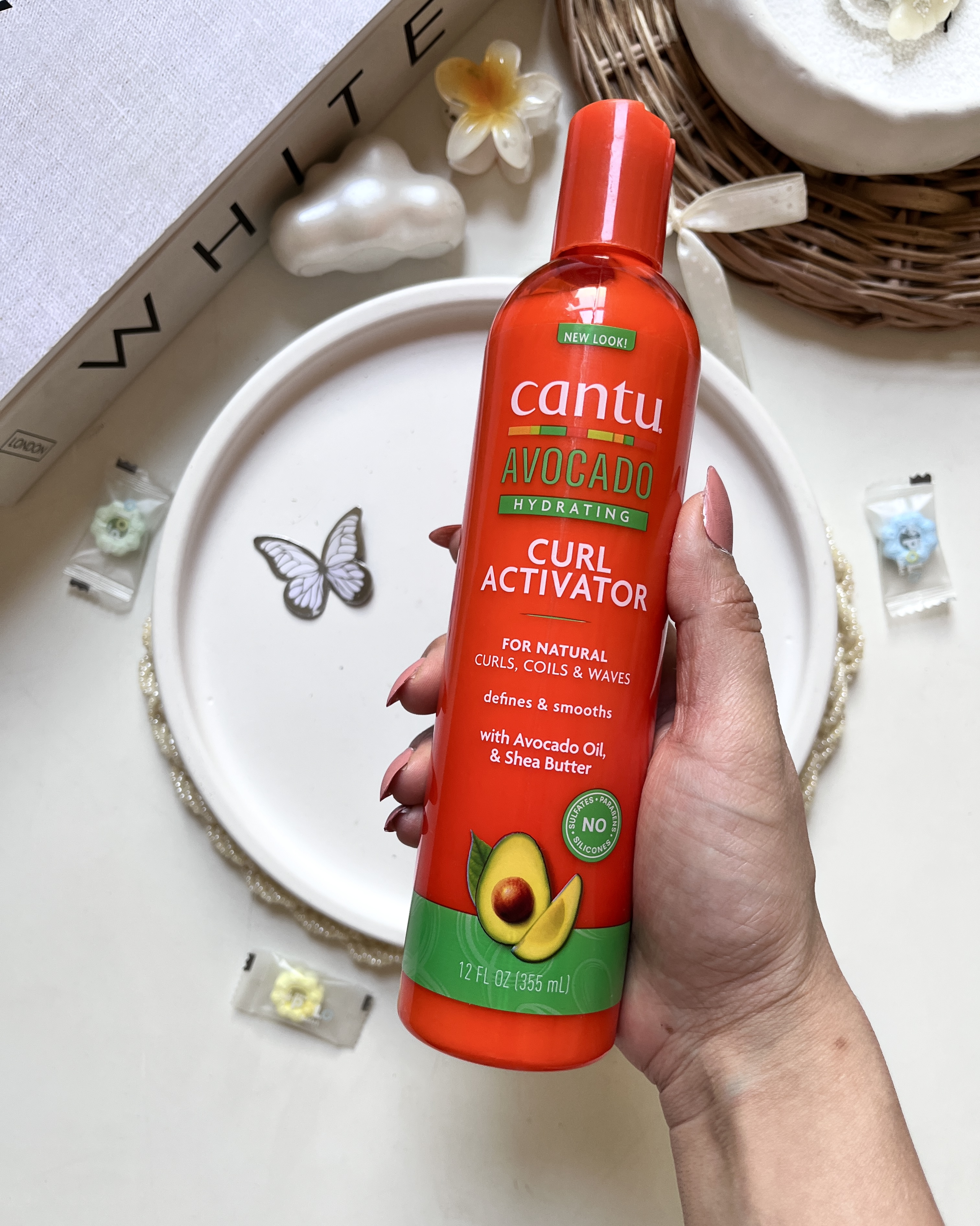 کرم مو کنتو آووکادو اصل فعال کننده فر مدل Avocado Hydrating Curl Activator حجم 355 میل مناسب موهای فر، مجعد و موج‌دار با روغن آووکادو و شی باتر برای آبرسانی، نرمی و تعریف بهتر حالت فر مو ||| مناسب برای افرادی که موهای فر خشک، زبر یا بی‌روح دارند و به دنبال نرمی، رطوبت بیشتر و ظاهر براق‌تر فرها هستند.