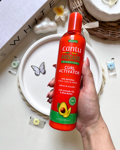 کرم مو کنتو آووکادو اصل فعال کننده فر مدل Avocado Hydrating Curl Activator حجم 355 میل مناسب موهای فر، مجعد و موجدار با روغن آووکادو و شی باتر برای آبرسانی، نرمی و تعریف بهتر حالت فر مو ||| مناسب برای افرادی که موهای فر خشک، زبر یا بیروح دارند و به دنبال نرمی، رطوبت بیشتر و ظاهر براقتر فرها هستند.