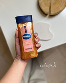 تصویر روغن شیمر وازلین با جلوه درخشان و فرمول مرطوب کننده برای بدن
