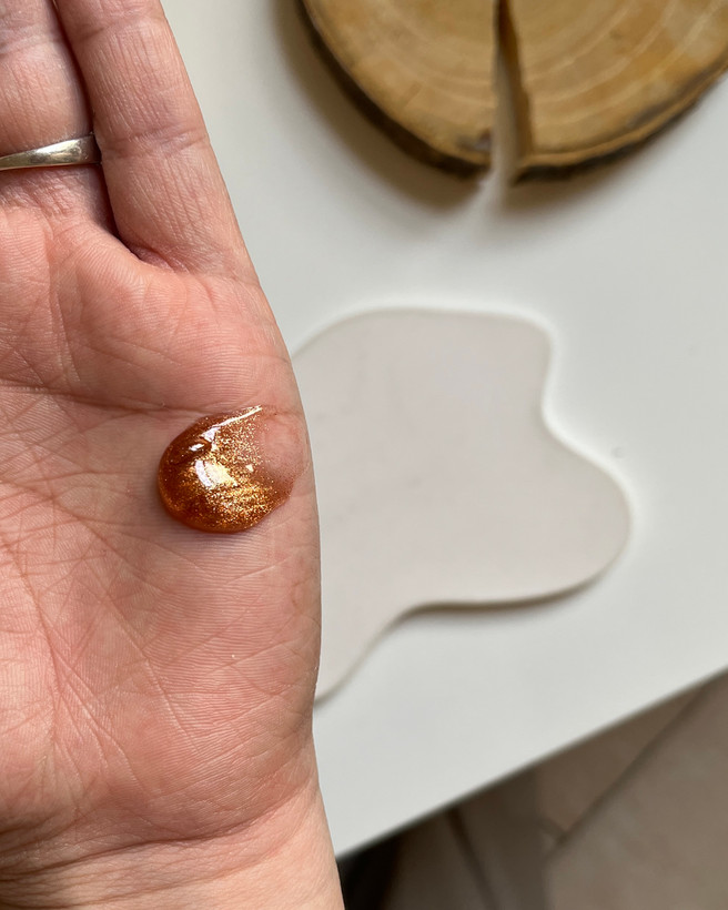 روغن شاینی بدن وازلین اصل آمریکا Vaseline دارای سه رنگ شاین، براق کننده پوست با جلوه شاین طبیعی، رایحه شکلاتی کاکائویی آبرسان و نرم کننده بدن مناسب انواع پوست فوق العاده ماندگاری بالا حجم ۲۰۰ میل