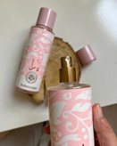 بادی اسپلش زنانه یارا خوشبو کننده بدن Yara Body Splash صورتی زیبا حجم ۲۵۰ میل با رایحه خنک و شیرین ملایم و توت فرنگی و شیرینی طور با ماندگاری بالا