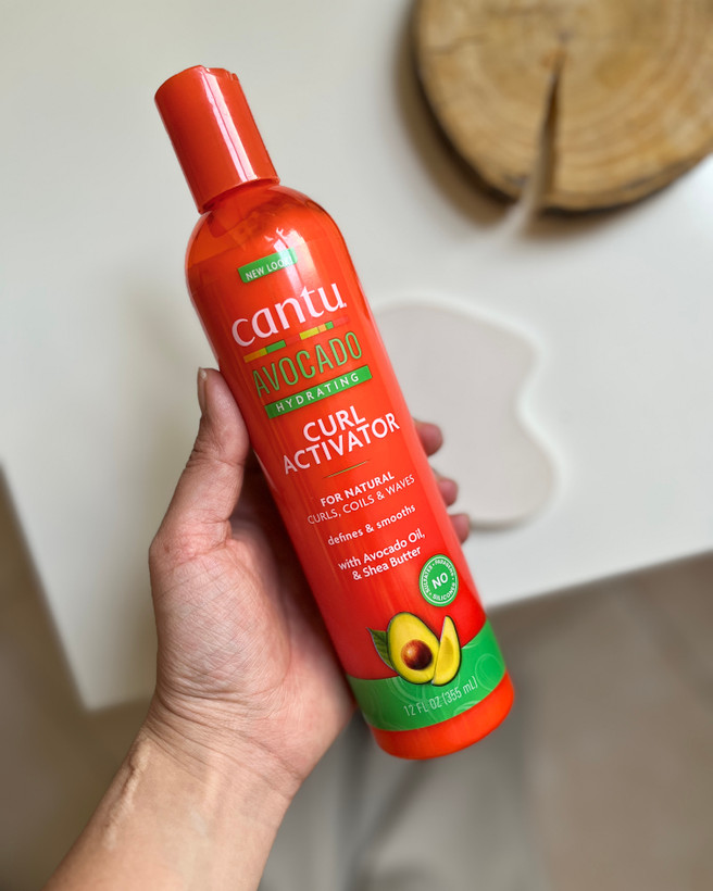 کرم مو کنتو آووکادو اصل فعال کننده فر مدل Avocado Hydrating Curl Activator حجم 355 میل مناسب موهای فر، مجعد و موجدار با روغن آووکادو و شی باتر برای آبرسانی، نرمی و تعریف بهتر حالت فر مو ||| مناسب برای افرادی که موهای فر خشک، زبر یا بیروح دارند و به دنبال نرمی، رطوبت بیشتر و ظاهر براقتر فرها هستند.