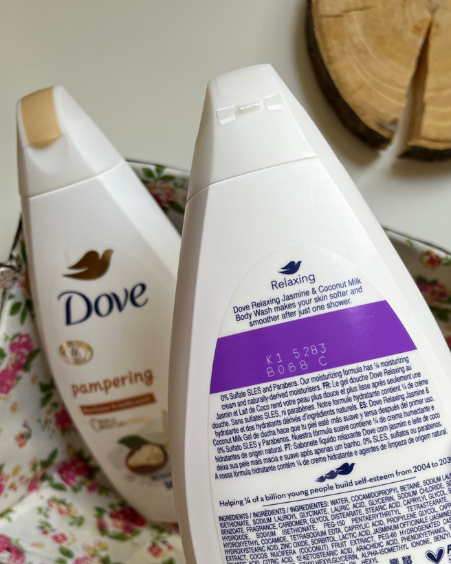 شامپو بدن داو اصل Dove تمیز کننده و مرطوبکننده و نرم کننده پوست ۵۰۰ میل با رایحه های متنوع و مغذی و خوشبو با فرمول بدون سولفات و حاوی یک چهارم کرم نرم کننده و آبرسان برای داشتن پوستی نرم و لطیف
