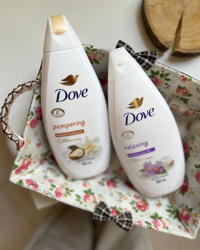 شامپو بدن داو اصل Dove تمیز کننده و مرطوبکننده و نرم کننده پوست ۵۰۰ میل با رایحه های متنوع و مغذی و خوشبو با فرمول بدون سولفات و حاوی یک چهارم کرم نرم کننده و آبرسان برای داشتن پوستی نرم و لطیف