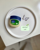 ژل وازلین اورجینال مرطوب کننده پوست Vaseline Original Petroleum Jelly حجم 100 میل مناسب پوست خشک و ترکخورده قابل استفاده برای تقویت ناخن و نرمی پوست بدن و صورت و از بین برنده خشکی و ترک پا و لب