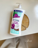 لوسیون بدن استی ایوز اصل St. Ives مدل پمپی با رایحه ملایم لطیفی بسیار خوشبو آبرسان قوی پوست و نرم کننده پوست های خشک و حساس و دهیدراته حجم ۶۲۰ میل