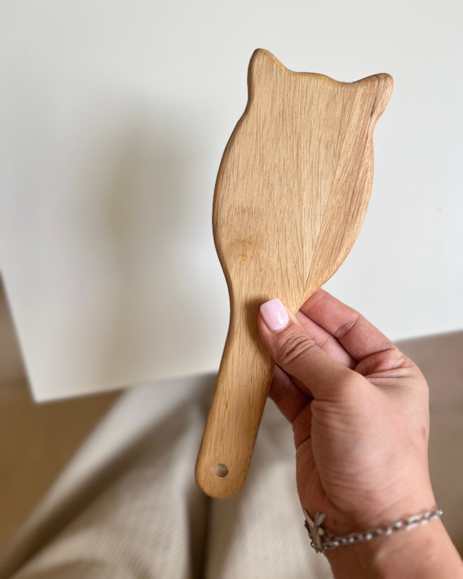 شانه چوبی طبیعی در سه مدل گرد و مربع و گربه ای با کیفیت ترین جنس چوب خارجی ارسال مدل به صورت رندوم مناسب انواع مو، ضد وز و ضد گره ضد الکتریسیته ساکن دارای طراحی سبک با چوب و دندانه با کیفیت مخصوص مراقبت مو و ماساژ پوست سر و جلوگیری از موخوره